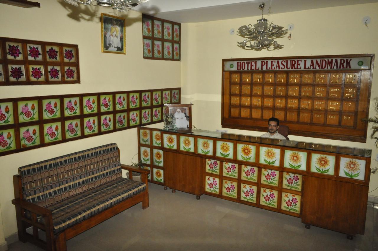 Hotel Pleasure Landmark Ujjain Dış mekan fotoğraf